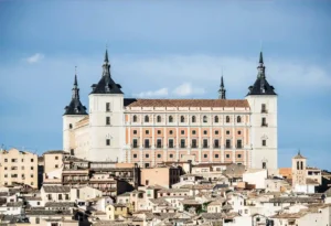 Alcázar de Toledo visto desde el casco histórico, cerca de los apartamentos turísticos El Patio de los Ángeles.