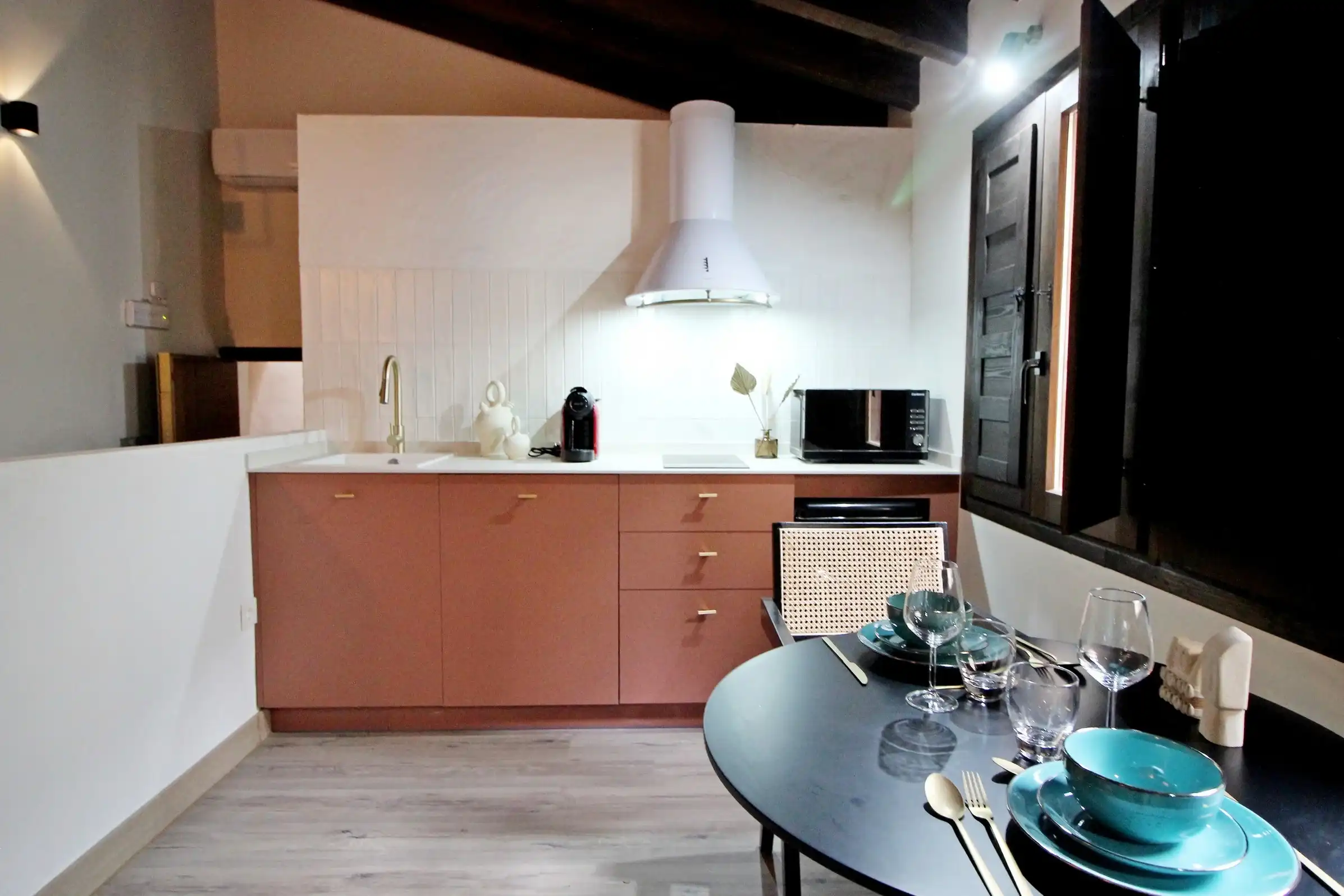 Cocina moderna en El Patio de los Ángeles, con muebles de madera color terracota, encimera