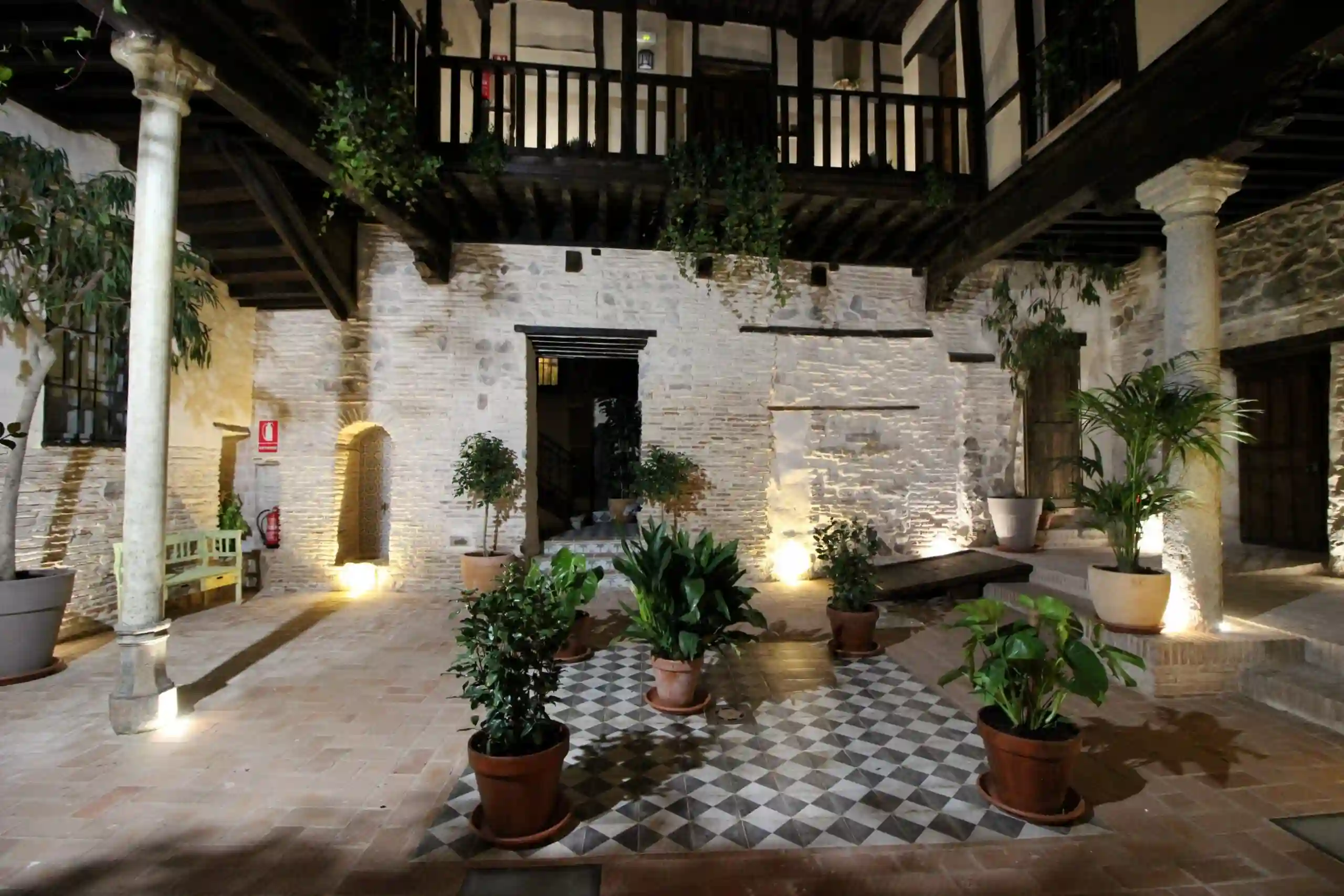 Celebra tu Evento Privado en Toledo. Apartamentos-turisticos-centro-toledo-patio-de-los-angeles-patio-de-noche