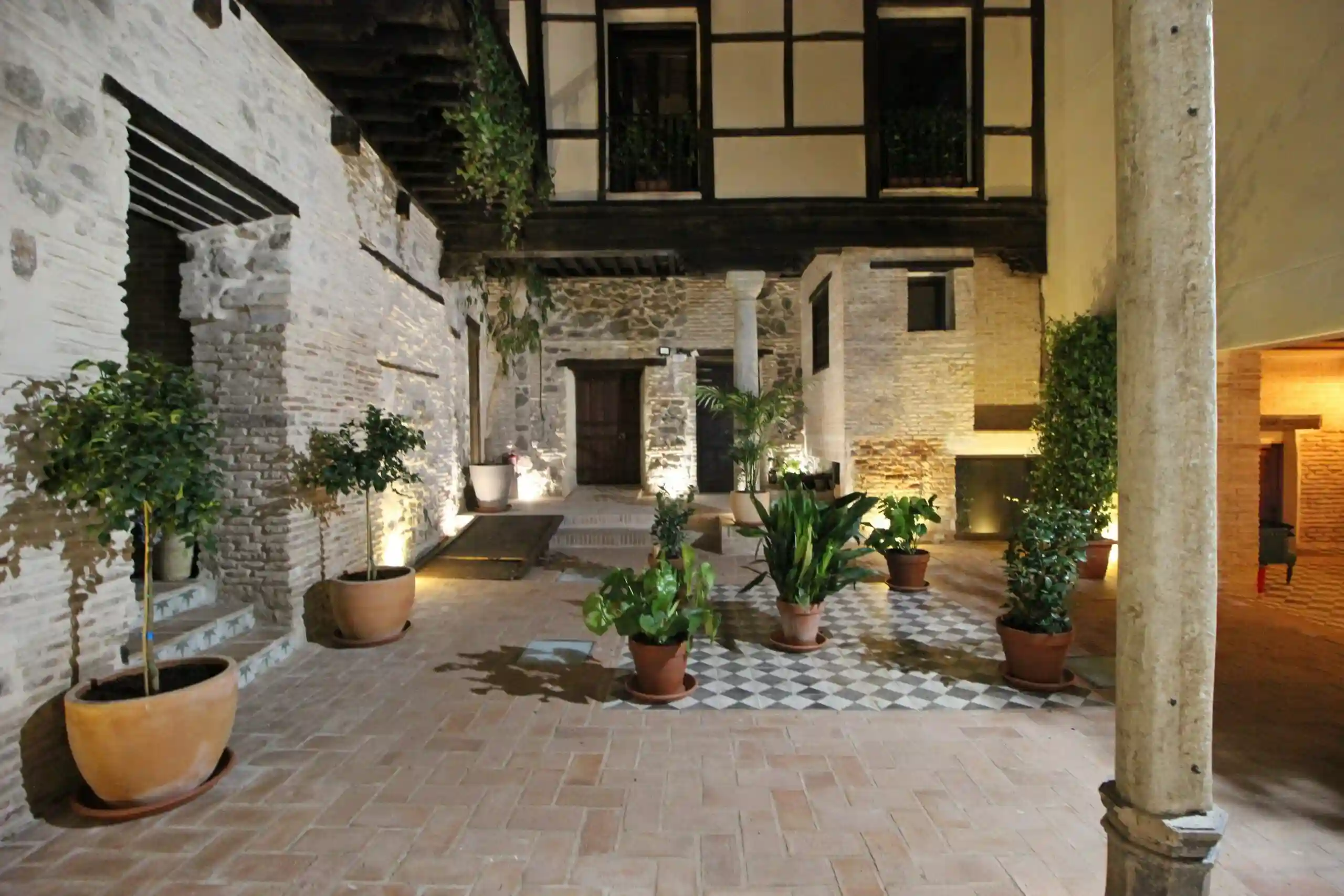 apartamentos-turisticos-centro-toledo-patio-de-los-angeles-patio-toledano-noche