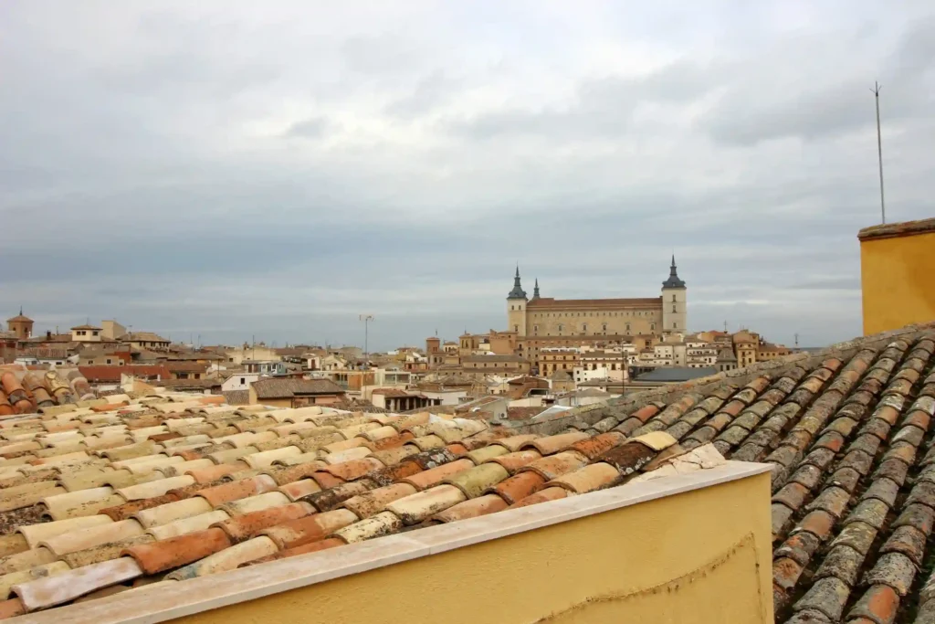 apartamentos-turisticos-centro-toledo-patio-de-los-angeles-vistas-alcazar