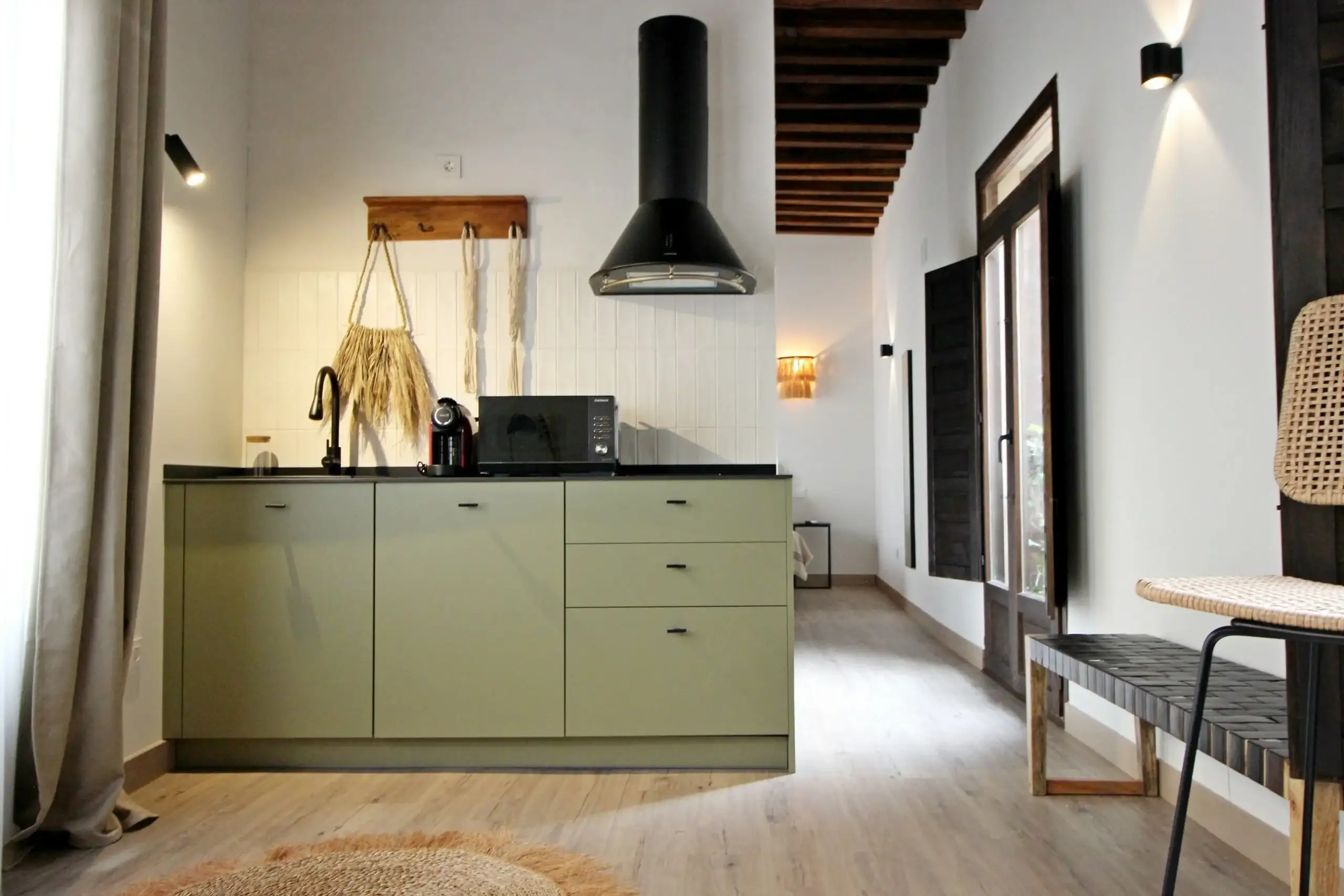 Cocina moderna y luminosa en apartamento turístico El Patio de los Ángeles en el casco histórico de Toledo.